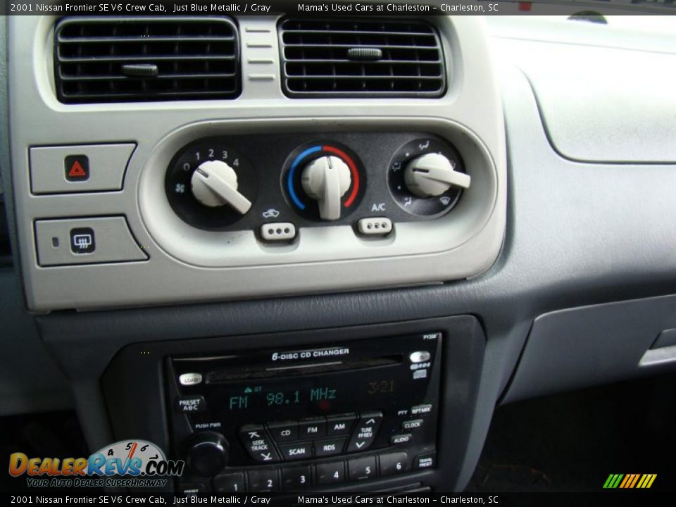 Controls of 2001 Nissan Frontier SE V6 Crew Cab Photo #22