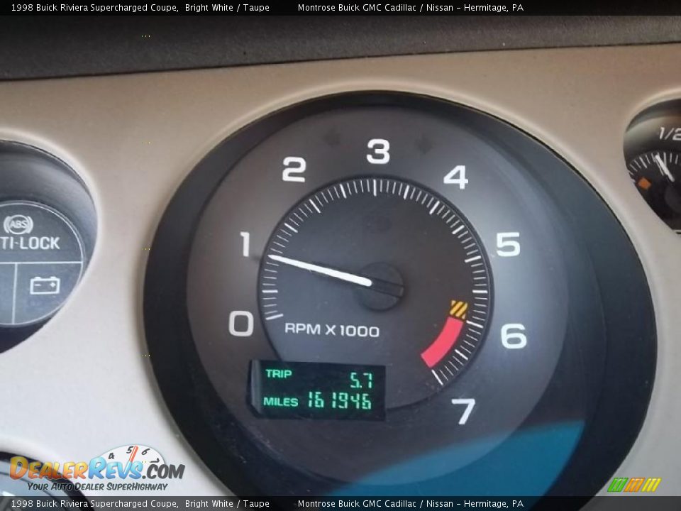 1998 Buick Riviera Supercharged Coupe Bright White / Taupe Photo #21
