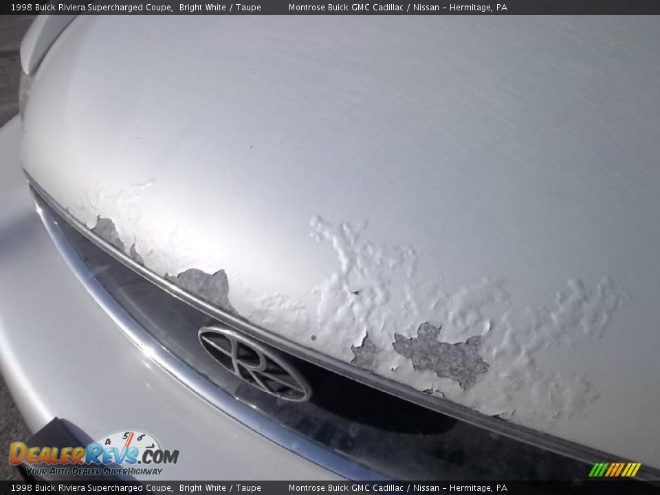 1998 Buick Riviera Supercharged Coupe Bright White / Taupe Photo #26