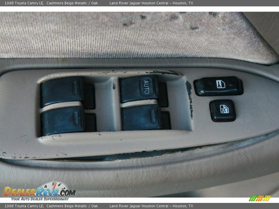 1998 Toyota Camry LE Cashmere Beige Metallic / Oak Photo #17