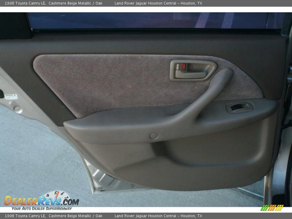 1998 Toyota Camry LE Cashmere Beige Metallic / Oak Photo #31