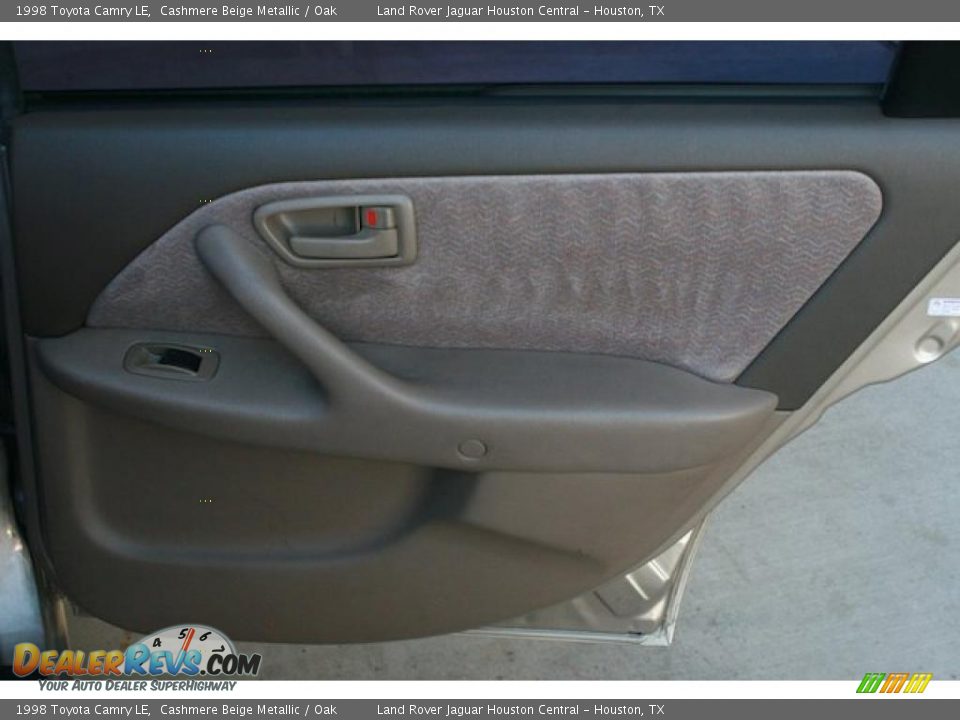 1998 Toyota Camry LE Cashmere Beige Metallic / Oak Photo #32