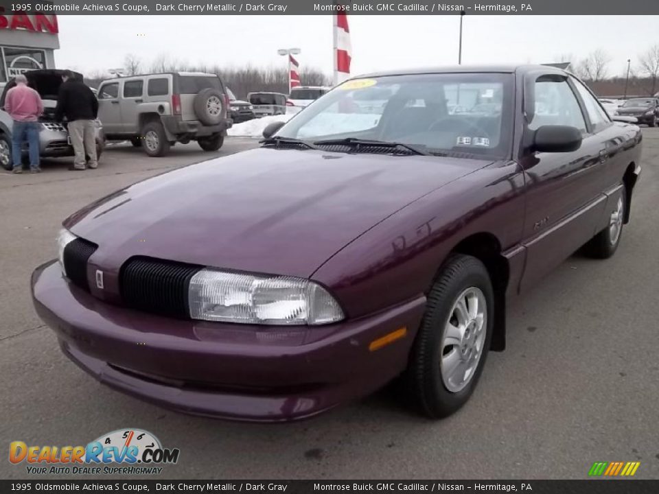 Front 3/4 View of 1995 Oldsmobile Achieva S Coupe Photo #1