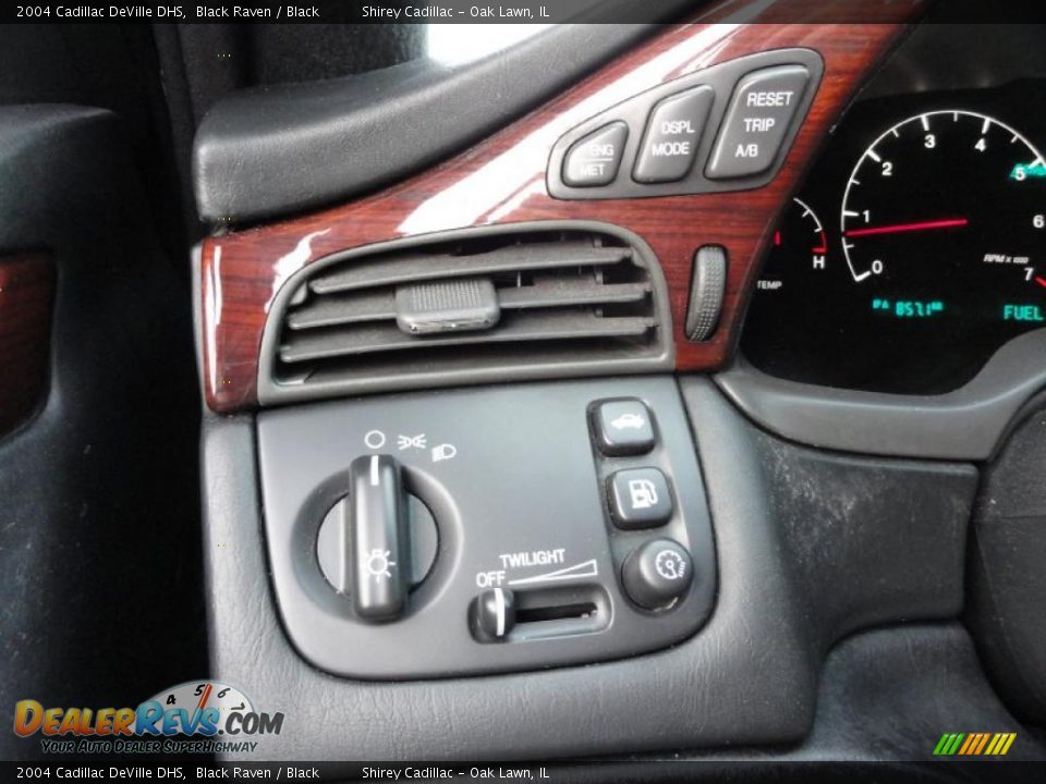 Controls of 2004 Cadillac DeVille DHS Photo #21