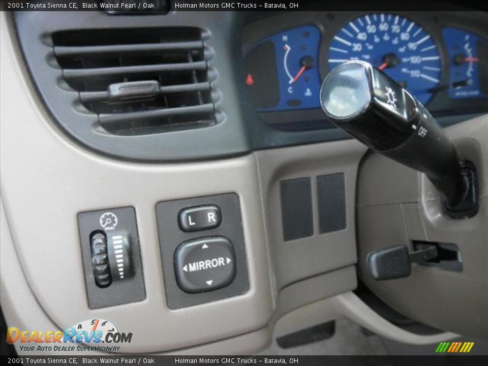 Controls of 2001 Toyota Sienna CE Photo #9