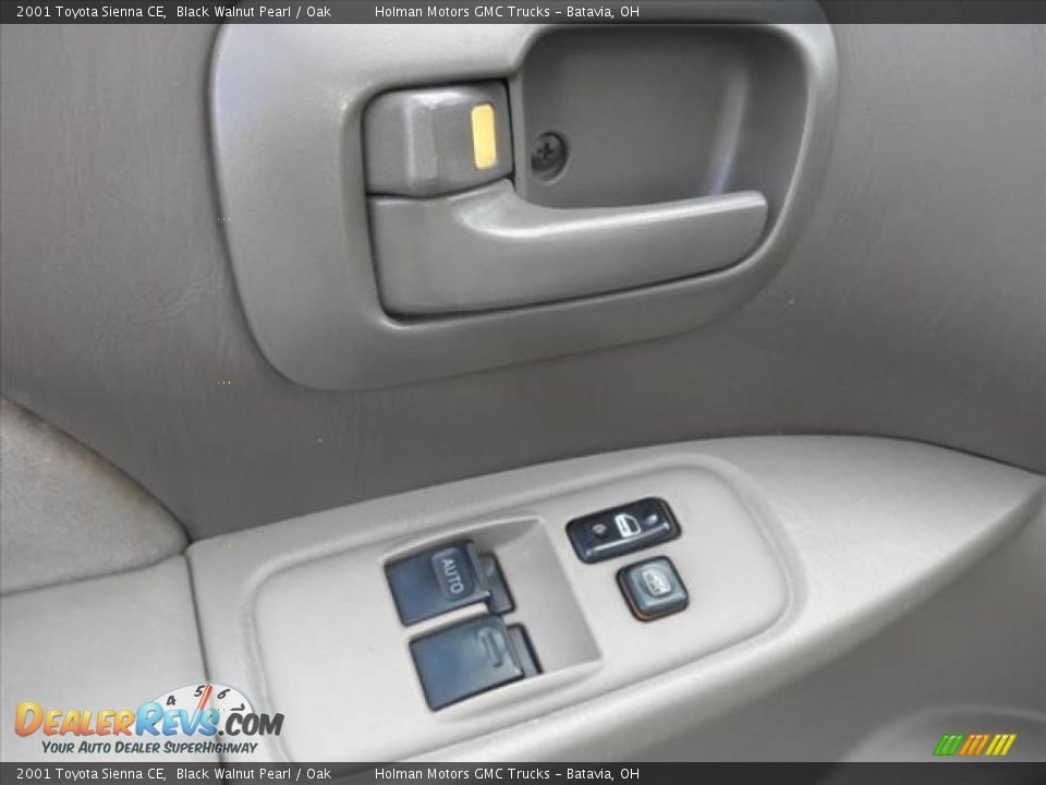 Controls of 2001 Toyota Sienna CE Photo #10