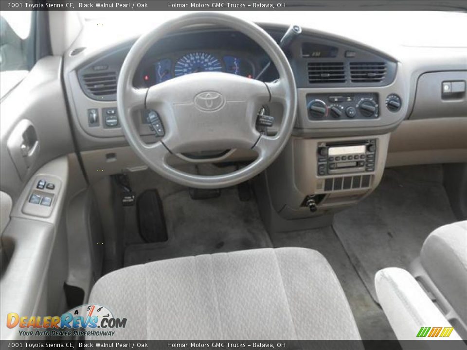 Dashboard of 2001 Toyota Sienna CE Photo #11