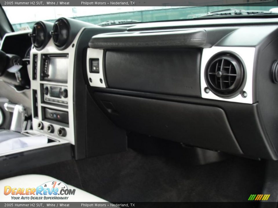 Dashboard of 2005 Hummer H2 SUT Photo #24