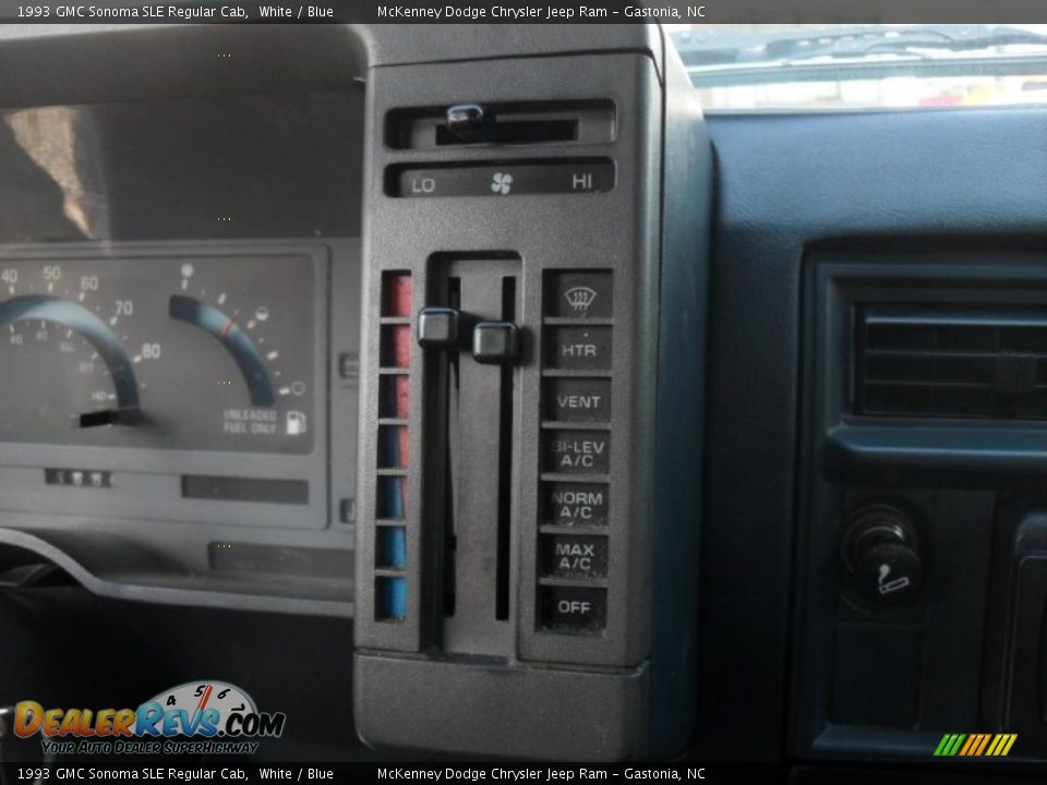 Controls of 1993 GMC Sonoma SLE Regular Cab Photo #12