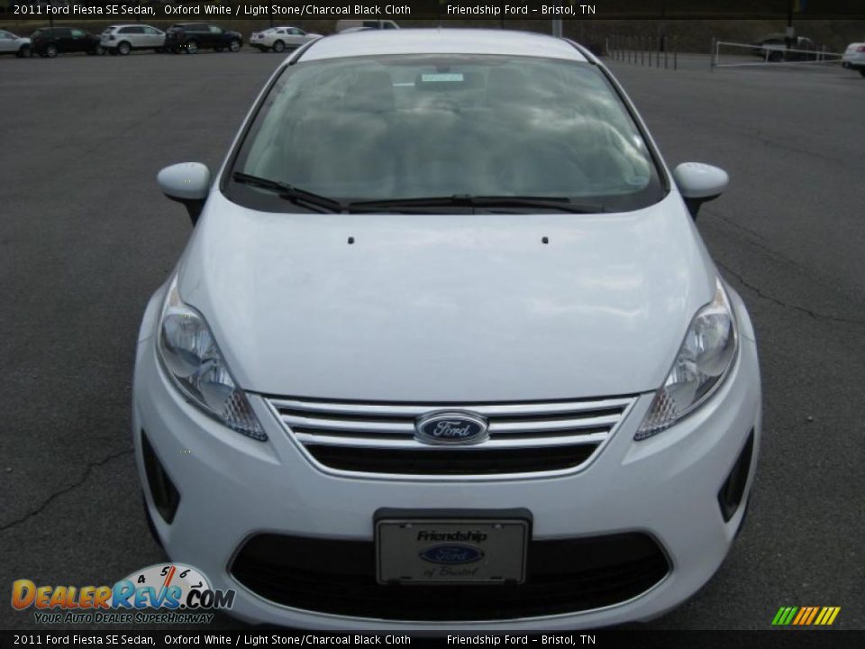 2011 Ford Fiesta SE Sedan Oxford White / Light Stone/Charcoal Black Cloth Photo #3