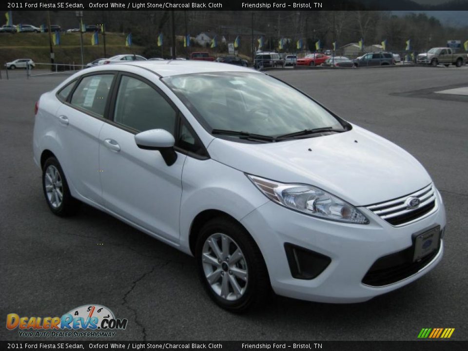 2011 Ford Fiesta SE Sedan Oxford White / Light Stone/Charcoal Black Cloth Photo #4