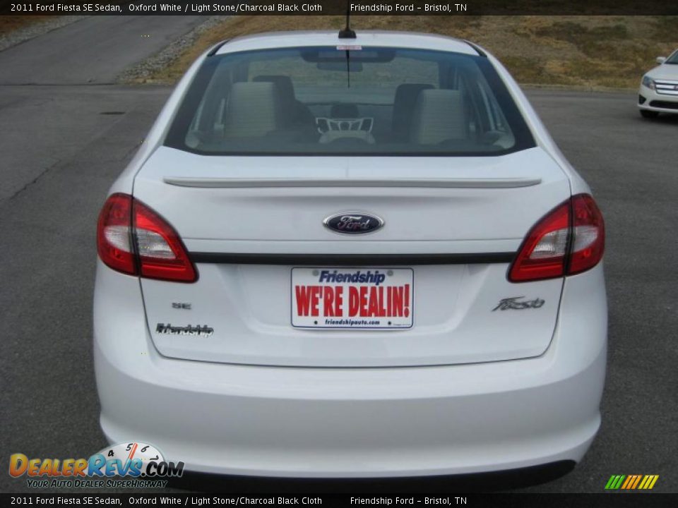 2011 Ford Fiesta SE Sedan Oxford White / Light Stone/Charcoal Black Cloth Photo #7