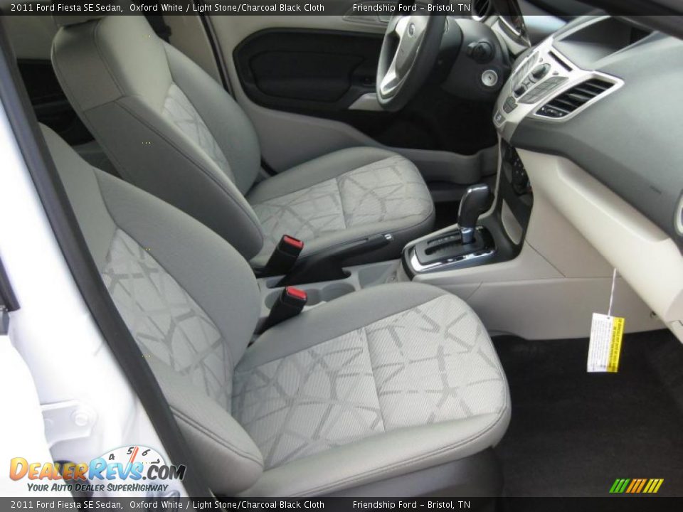 2011 Ford Fiesta SE Sedan Oxford White / Light Stone/Charcoal Black Cloth Photo #18