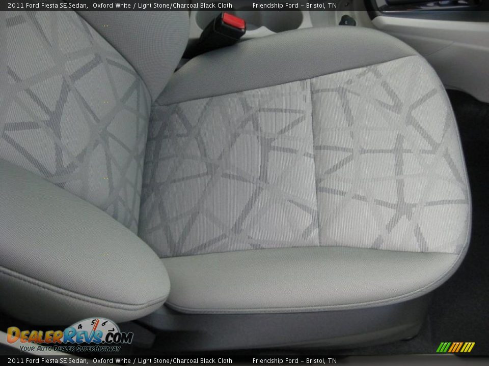 2011 Ford Fiesta SE Sedan Oxford White / Light Stone/Charcoal Black Cloth Photo #19