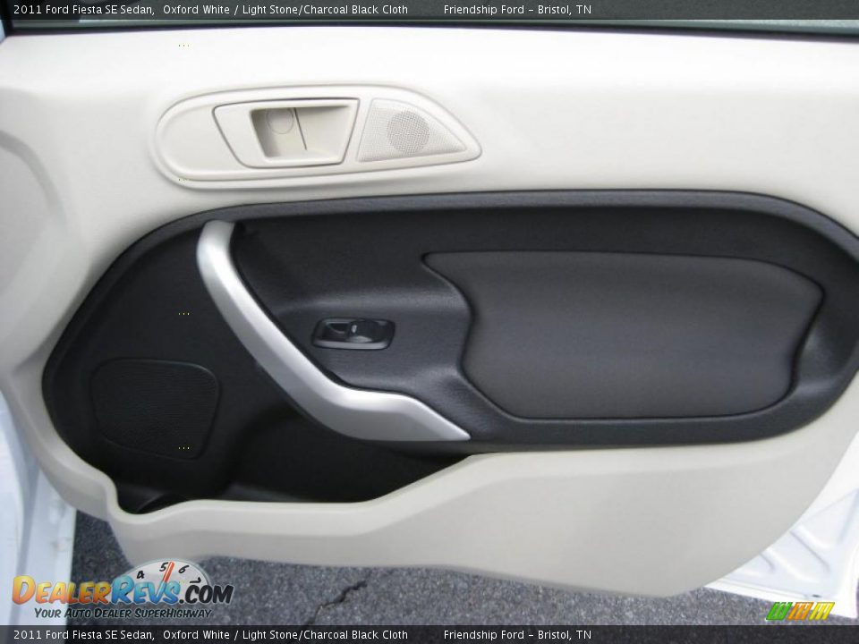 2011 Ford Fiesta SE Sedan Oxford White / Light Stone/Charcoal Black Cloth Photo #20