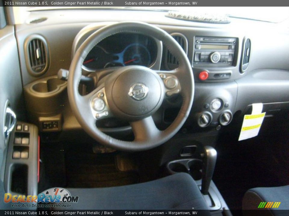 Dashboard of 2011 Nissan Cube 1.8 S Photo #14