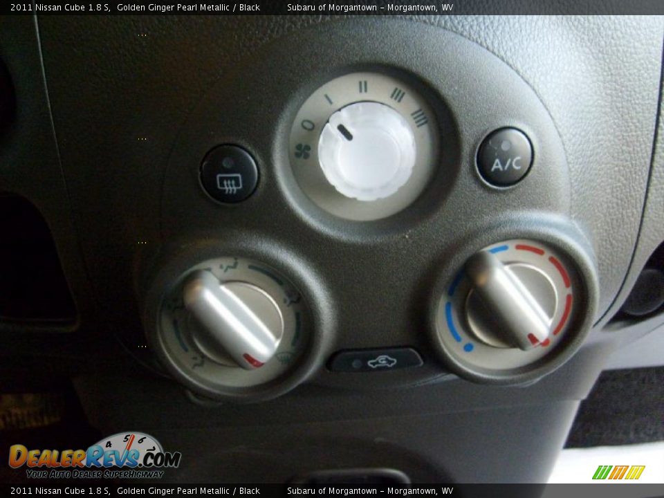 Controls of 2011 Nissan Cube 1.8 S Photo #18