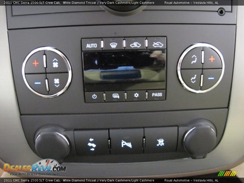 Controls of 2011 GMC Sierra 1500 SLT Crew Cab Photo #15