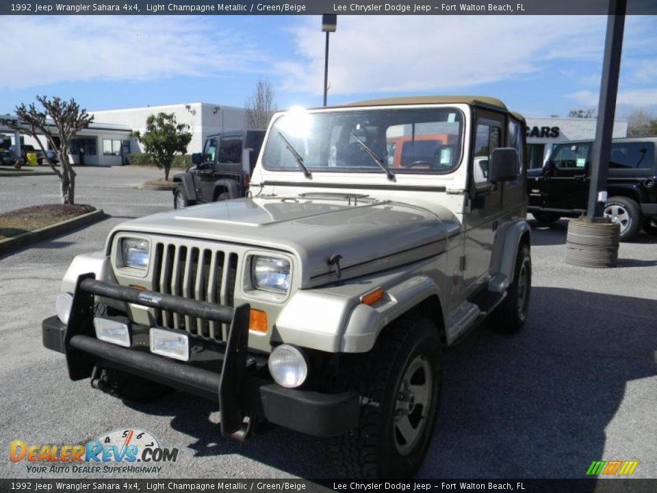 Front 3/4 View of 1992 Jeep Wrangler Sahara 4x4 Photo #1