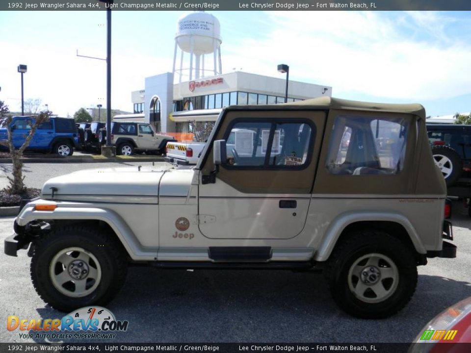 1992 Jeep Wrangler Sahara 4x4 Light Champagne Metallic / Green/Beige Photo #2