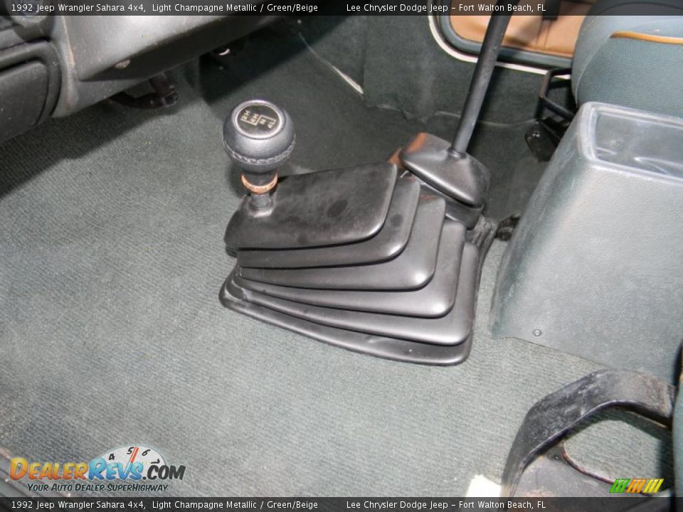 1992 Jeep Wrangler Sahara 4x4 Light Champagne Metallic / Green/Beige Photo #15