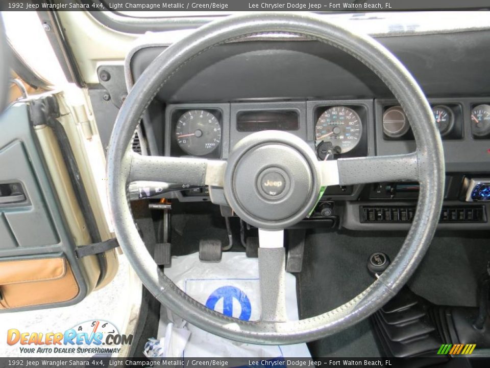 1992 Jeep Wrangler Sahara 4x4 Light Champagne Metallic / Green/Beige Photo #18