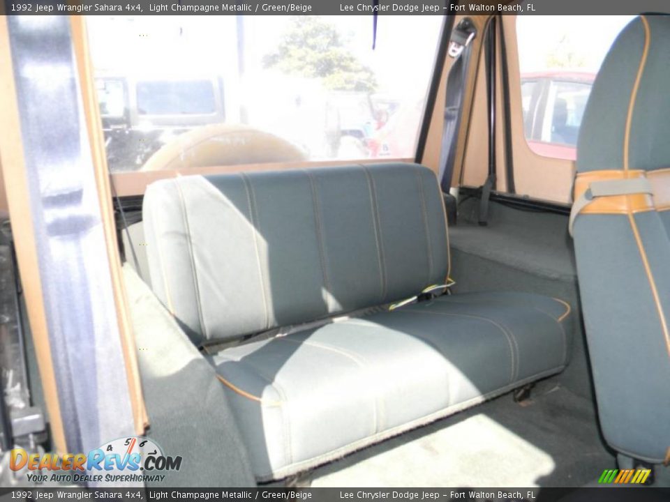 1992 Jeep Wrangler Sahara 4x4 Light Champagne Metallic / Green/Beige Photo #21