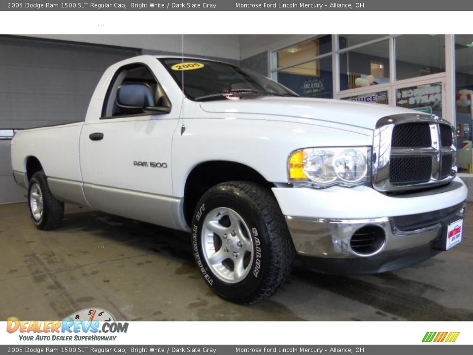 2005 Dodge Ram 1500 SLT Regular Cab Bright White / Dark Slate Gray Photo #2