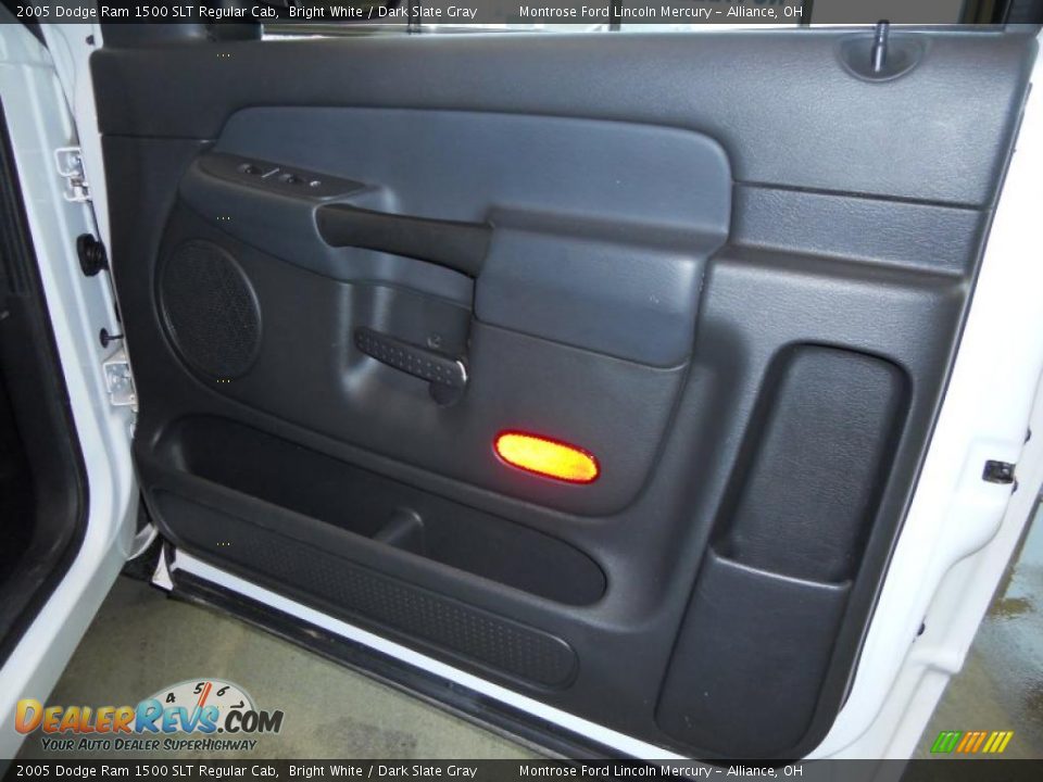 2005 Dodge Ram 1500 SLT Regular Cab Bright White / Dark Slate Gray Photo #20