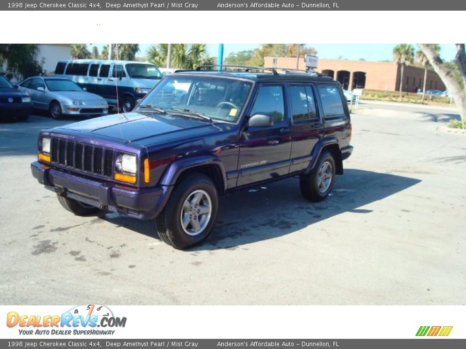Front 3/4 View of 1998 Jeep Cherokee Classic 4x4 Photo #7