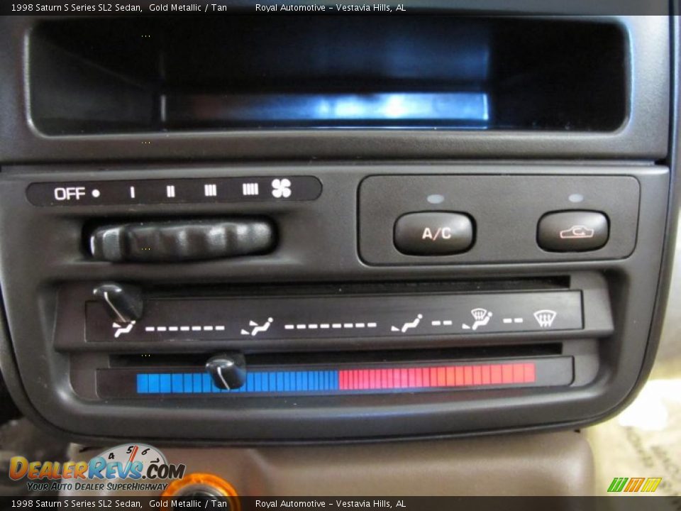 Controls of 1998 Saturn S Series SL2 Sedan Photo #17