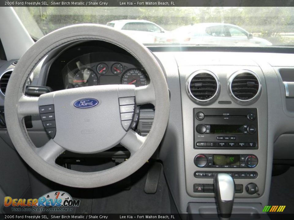 Dashboard of 2006 Ford Freestyle SEL Photo #15