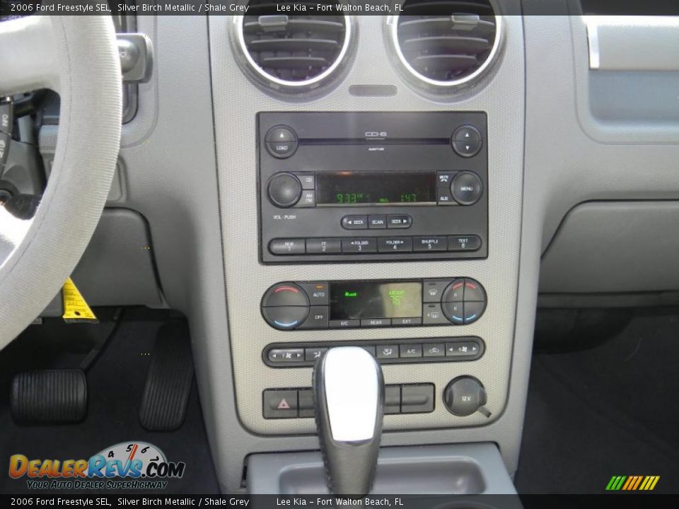 Controls of 2006 Ford Freestyle SEL Photo #17