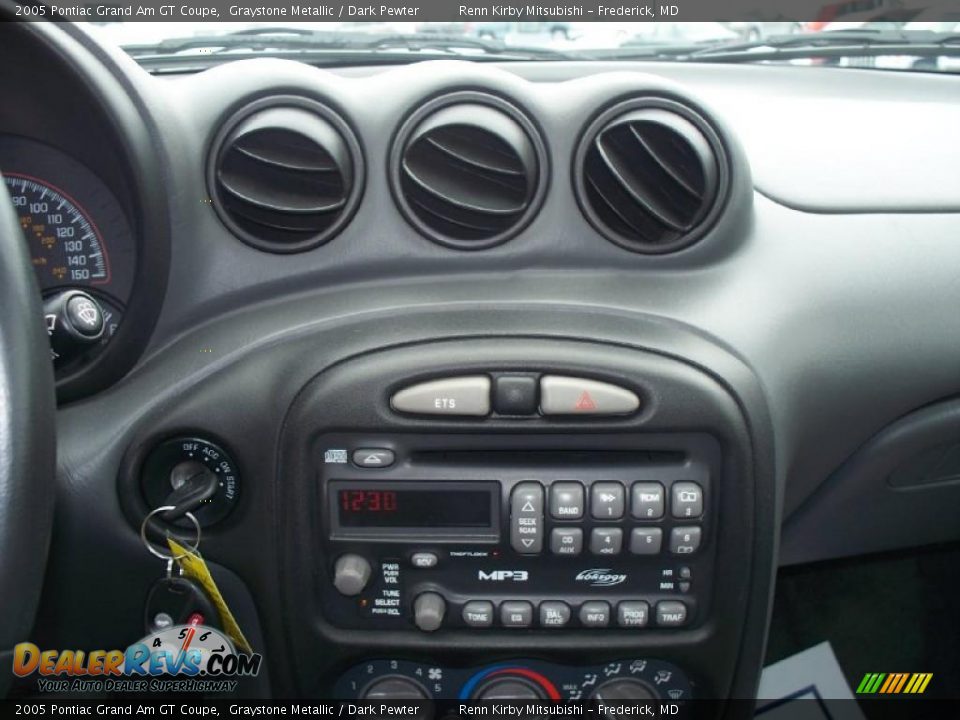 Controls of 2005 Pontiac Grand Am GT Coupe Photo #18