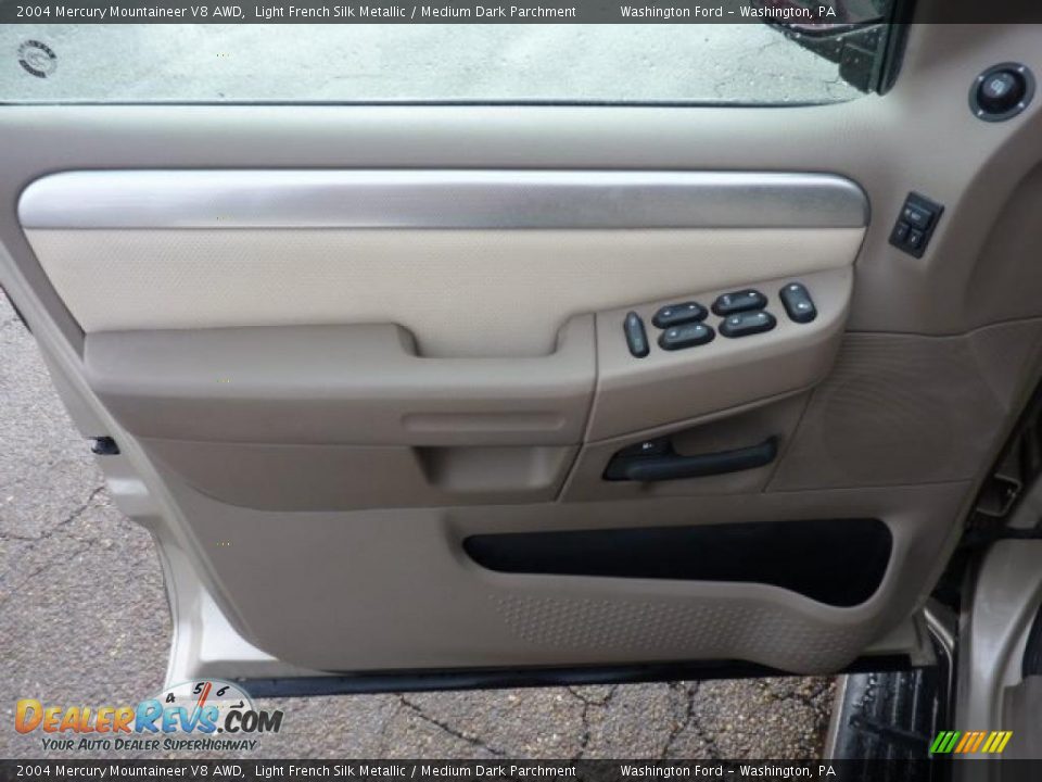 Door Panel of 2004 Mercury Mountaineer V8 AWD Photo #12