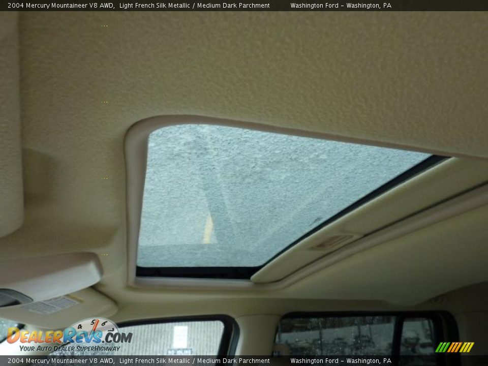 2004 Mercury Mountaineer V8 AWD Light French Silk Metallic / Medium Dark Parchment Photo #13