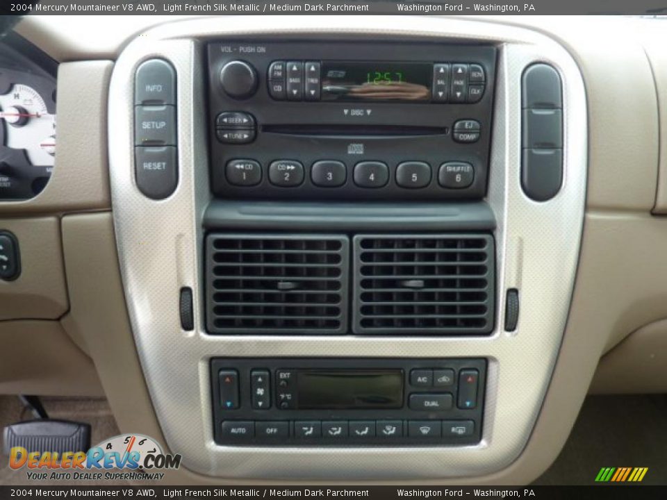 Controls of 2004 Mercury Mountaineer V8 AWD Photo #18