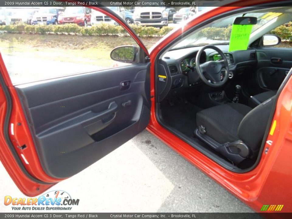 2009 Hyundai Accent GS 3 Door Tango Red / Black Photo #4