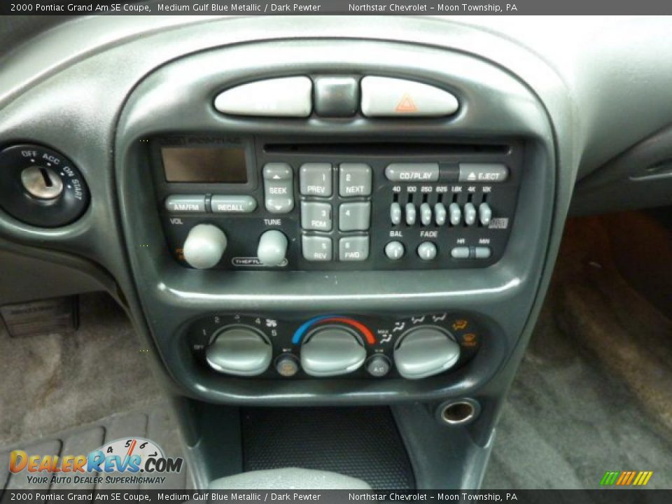 Controls of 2000 Pontiac Grand Am SE Coupe Photo #13