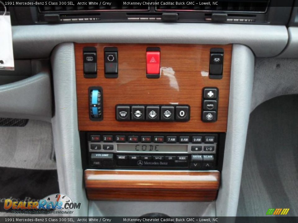 Controls of 1991 Mercedes-Benz S Class 300 SEL Photo #9