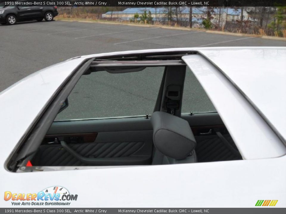 Sunroof of 1991 Mercedes-Benz S Class 300 SEL Photo #12