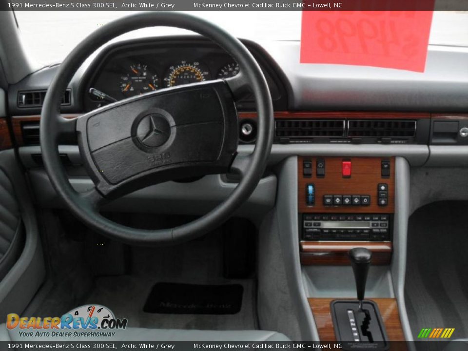 Dashboard of 1991 Mercedes-Benz S Class 300 SEL Photo #14