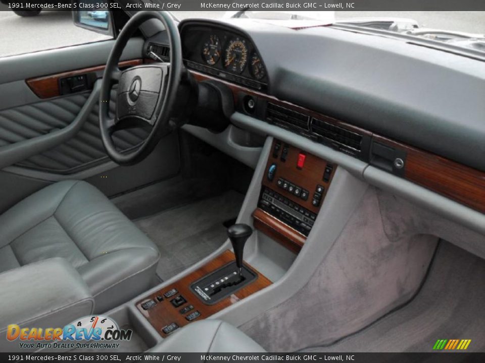 Dashboard of 1991 Mercedes-Benz S Class 300 SEL Photo #20