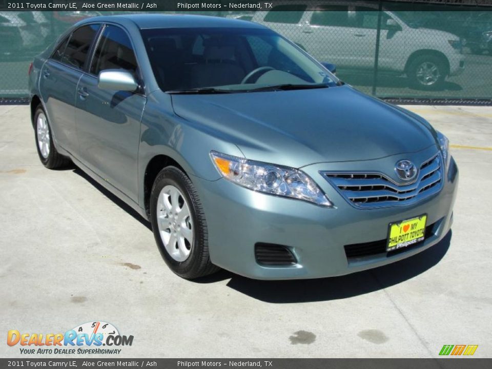 Front 3/4 View of 2011 Toyota Camry LE Photo #1