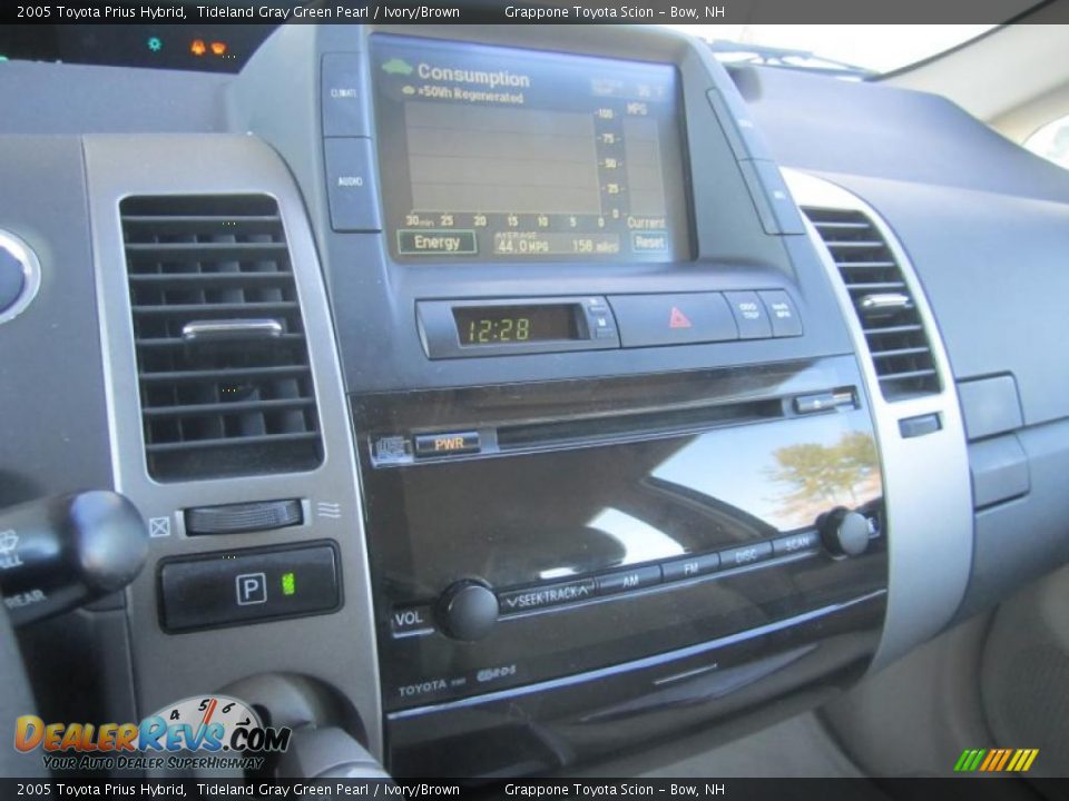 Controls of 2005 Toyota Prius Hybrid Photo #29