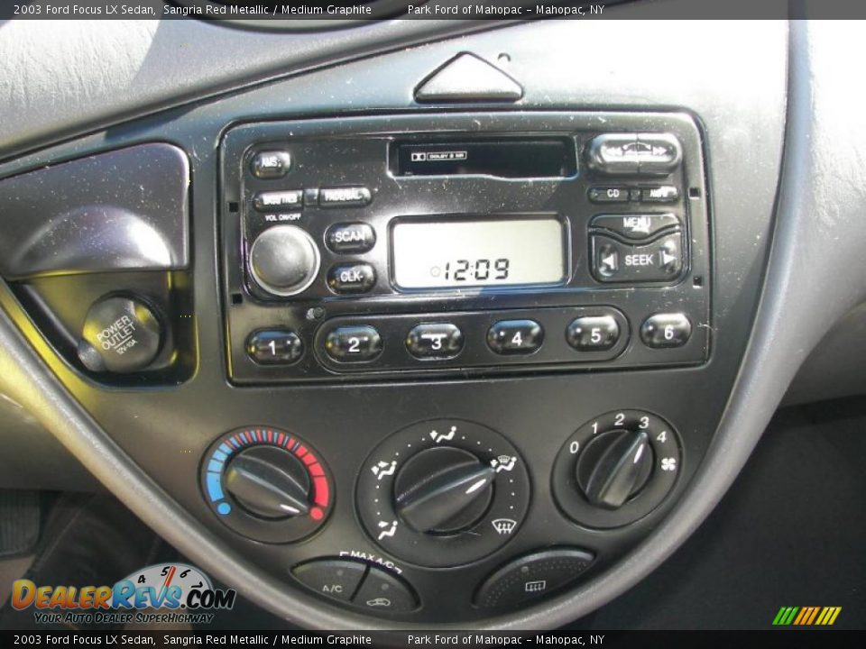 Controls of 2003 Ford Focus LX Sedan Photo #14