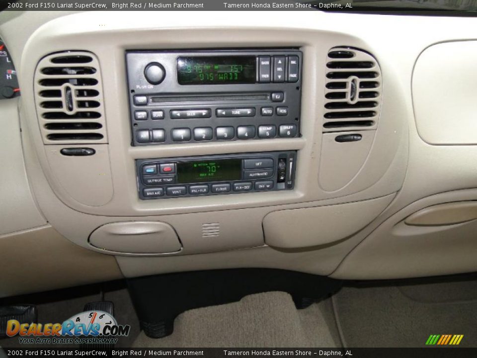 Controls of 2002 Ford F150 Lariat SuperCrew Photo #24