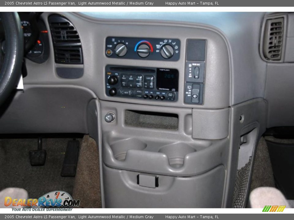 Controls of 2005 Chevrolet Astro LS Passenger Van Photo #12