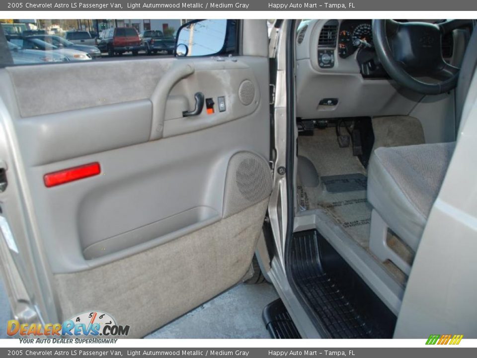 2005 Chevrolet Astro LS Passenger Van Light Autumnwood Metallic / Medium Gray Photo #18