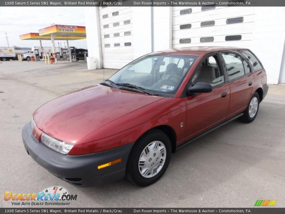 1998 Saturn S Series SW1 Wagon Brilliant Red Metallic / Black/Gray Photo #2